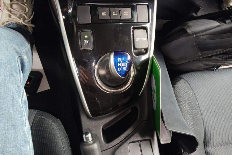 Used Toyota Levin 2016 Dual-Engine 1.8H GS E-CVT Elite Model with Sunroof Gear Lever