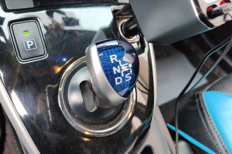 Used Toyota Levin 2016 Dual-Engine 1.8H GS E-CVT Elite Model with Sunroof Gear Lever
