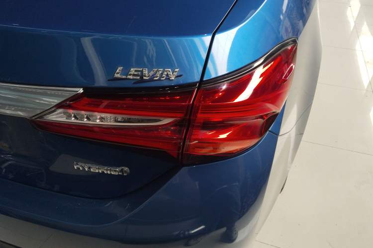 Used Toyota Levin 2016 Dual-Engine 1.8H GS E-CVT Elite Model with Sunroof Right Rear Taillight