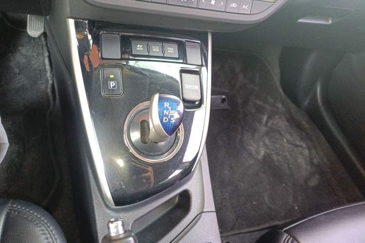 Used Toyota Levin 2016 Dual-Engine 1.8H GS E-CVT Elite Model with Sunroof Gear Lever