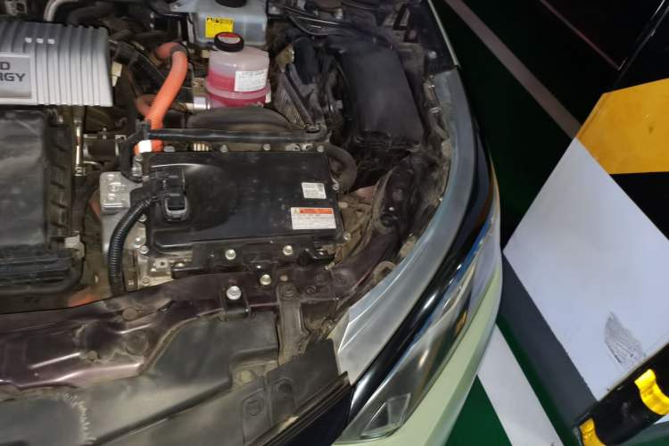 Used Toyota Levin 2016 Dual-Engine 1.8H GS E-CVT Elite Model with Sunroof Engine Bay Left