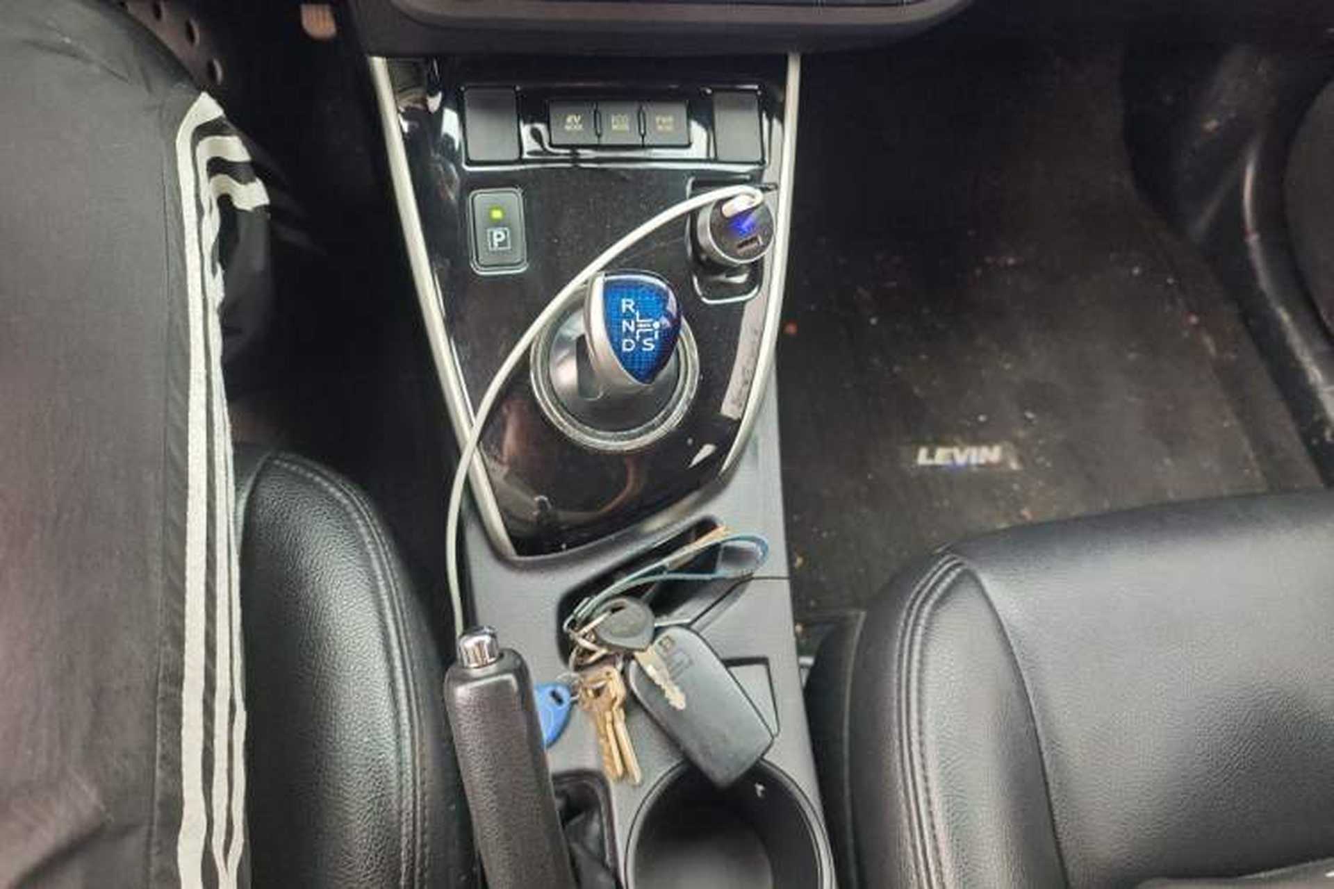 Used Toyota Levin 2016 Dual-Engine 1.8H GS E-CVT Elite Model with Sunroof Gear Lever