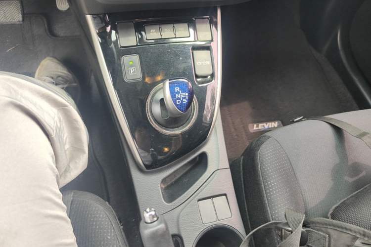 Used Toyota Levin 2016 Dual-Engine 1.8H GS E-CVT Elite Model with Sunroof Gear Lever