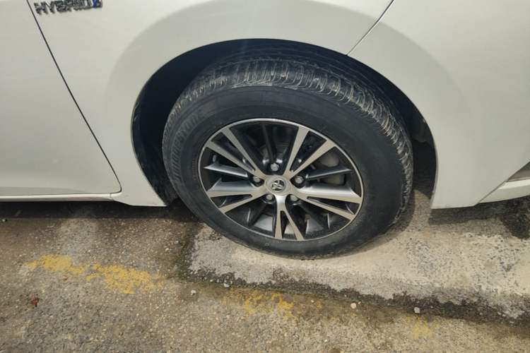 Used Toyota Levin 2016 Dual-Engine 1.8H GS E-CVT Elite Model with Sunroof Right Front Wheel Hub