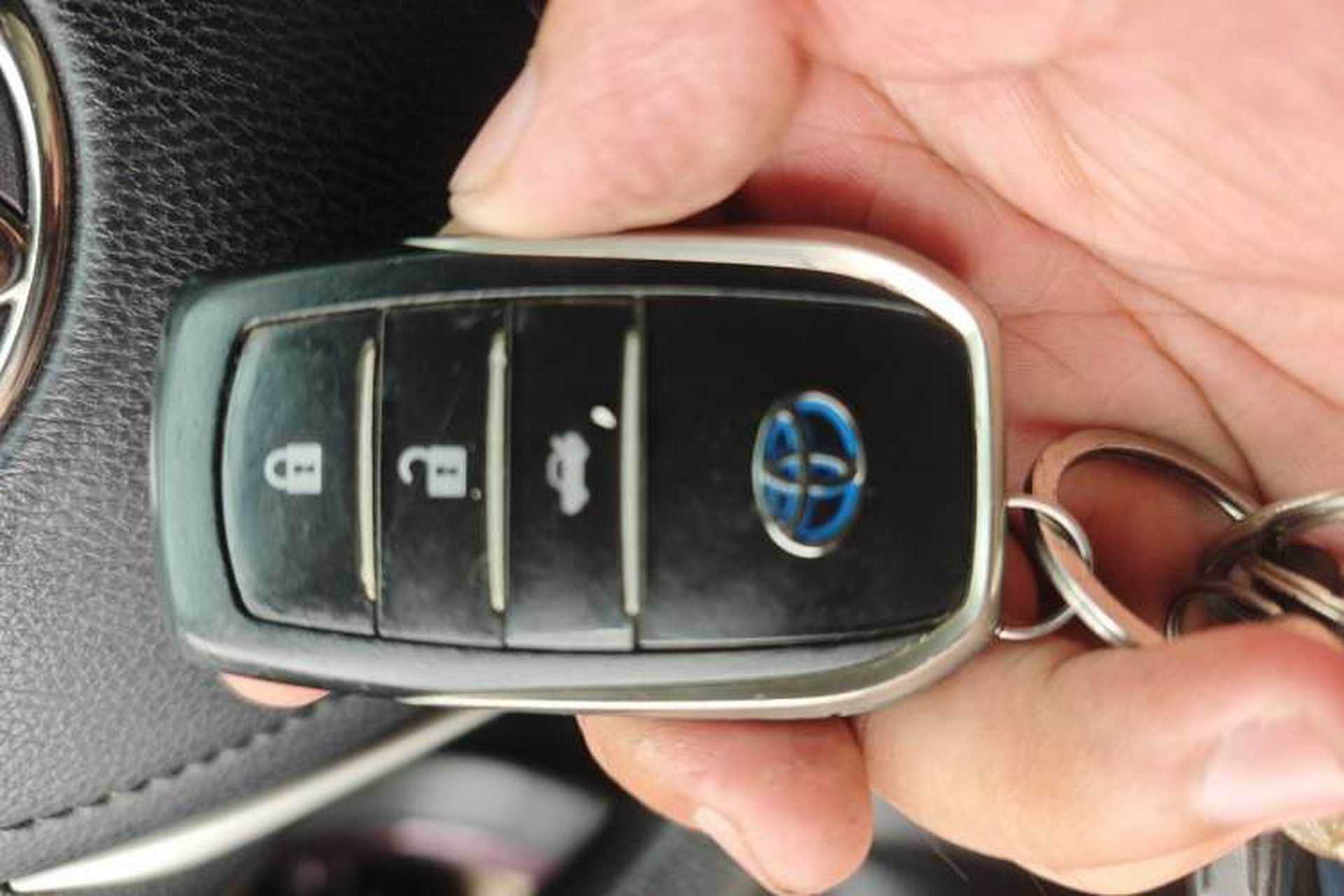Used Toyota Levin 2016 Dual-Engine 1.8H GS E-CVT Elite Model with Sunroof Vehicle Key
