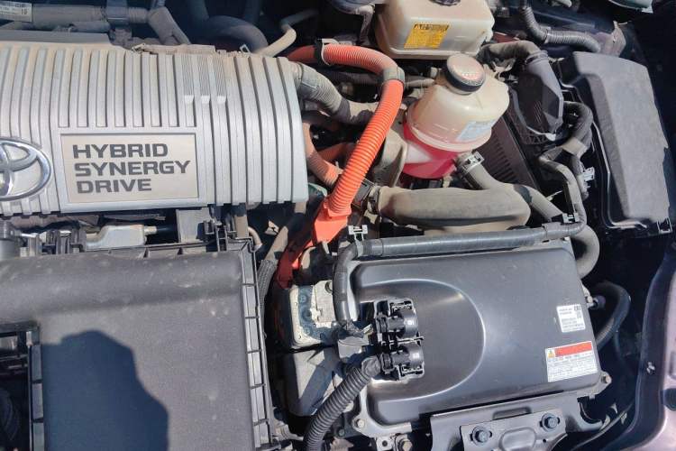 Used Toyota Levin 2016 Dual-Engine 1.8H GS E-CVT Elite Model with Sunroof Engine Bay Left