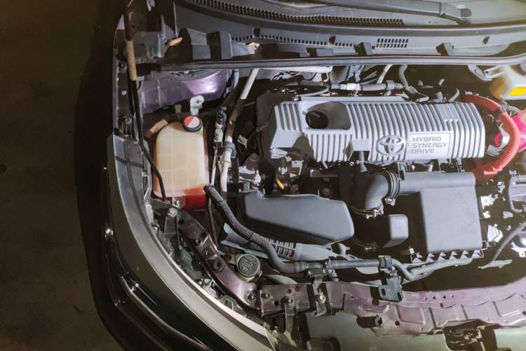 Used Toyota Levin 2016 Dual-Engine 1.8H GS E-CVT Elite Model with Sunroof Engine Bay Right