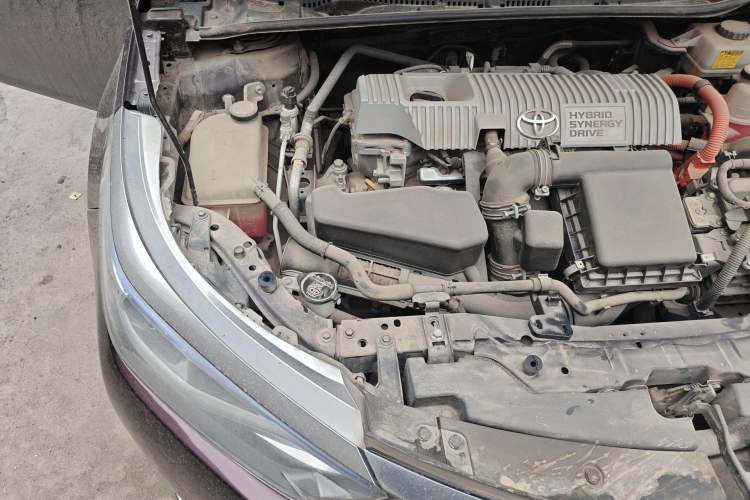 Used Toyota Levin 2016 Dual-Engine 1.8H GS E-CVT Elite Model with Sunroof Engine Bay Right