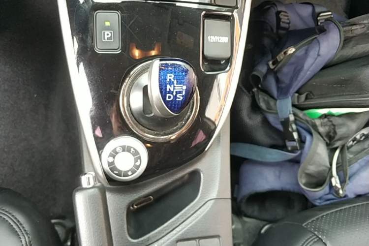 Used Toyota Levin 2016 Dual-Engine 1.8H GS E-CVT Elite Model with Sunroof Gear Lever