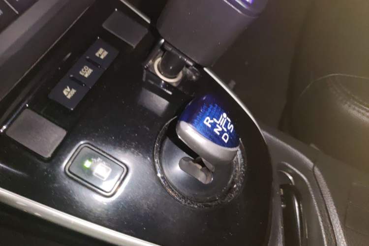 Used Toyota Levin 2016 Dual-Engine 1.8H GS E-CVT Elite Model with Sunroof Gear Lever