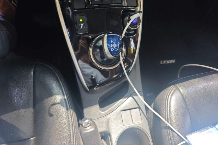 Used Toyota Levin 2016 Dual-Engine 1.8H GS E-CVT Elite Model with Sunroof Gear Lever