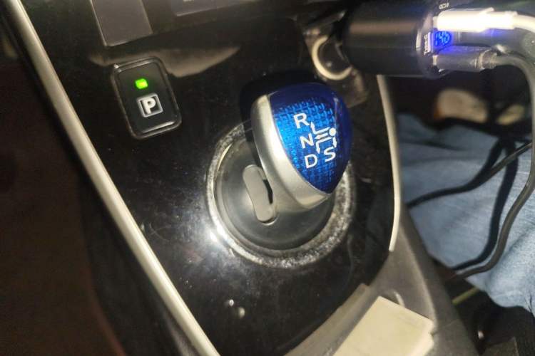 Used Toyota Levin 2016 Dual-Engine 1.8H GS E-CVT Elite Model with Sunroof Gear Lever