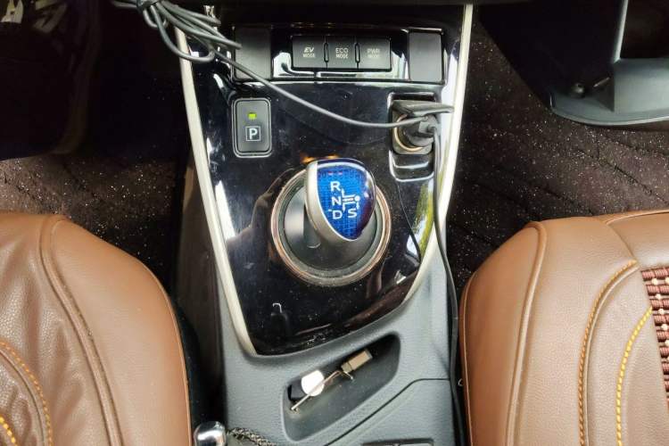 Used Toyota Levin 2016 Dual-Engine 1.8H GS E-CVT Elite Model with Sunroof Gear Lever