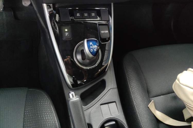 Used Toyota Levin 2016 Dual-Engine 1.8H GS E-CVT Elite Model with Sunroof Gear Lever