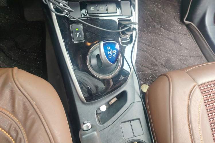Used Toyota Levin 2016 Dual-Engine 1.8H GS E-CVT Elite Model with Sunroof Gear Lever