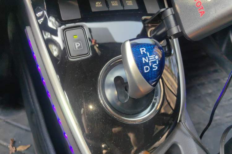 Used Toyota Levin 2016 Dual-Engine 1.8H GS E-CVT Elite Model with Sunroof Gear Lever