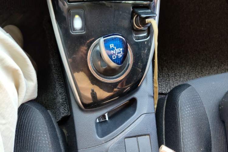 Used Toyota Levin 2016 Dual-Engine 1.8H GS E-CVT Elite Model with Sunroof Gear Lever