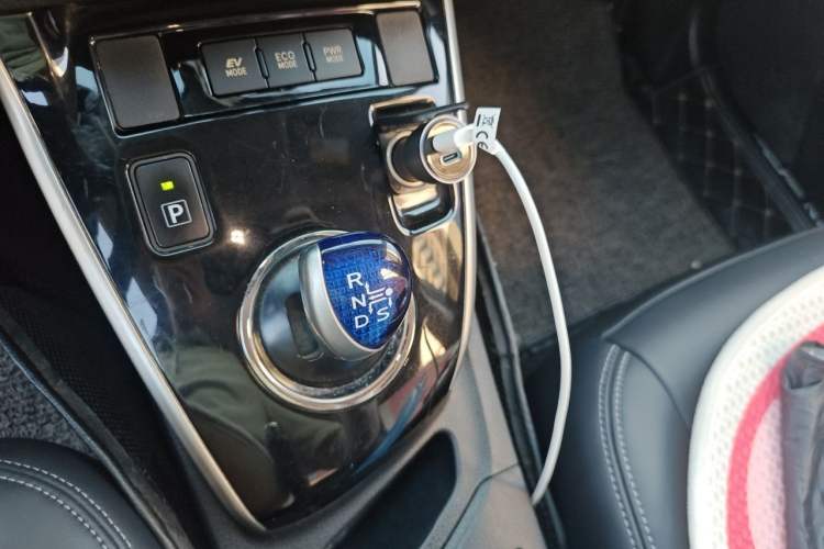 Used Toyota Levin 2016 Dual-Engine 1.8H GS E-CVT Elite Model with Sunroof Gear Lever