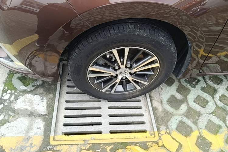 Used Toyota Levin 2016 Dual-Engine 1.8H GS E-CVT Elite Model with Sunroof Left Front Wheel Hub