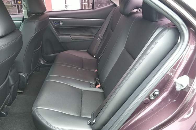Used Toyota Levin 2016 Dual-Engine 1.8H GS E-CVT Elite Model with Sunroof Left Rear Seat
