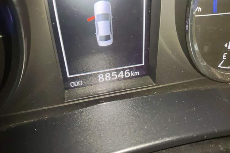 Used Toyota Levin 2016 Dual-Engine 1.8H GS E-CVT Elite Model with Sunroof Odometer Close Up