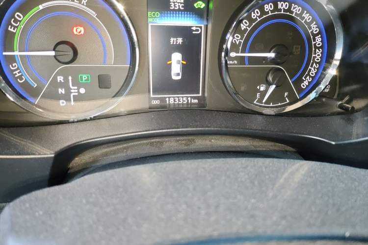 Used Toyota Levin 2016 Dual-Engine 1.8H GS E-CVT Elite Model with Sunroof Odometer Close Up