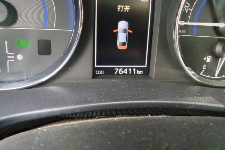 Used Toyota Levin 2016 Dual-Engine 1.8H GS E-CVT Elite Model with Sunroof Odometer Close Up