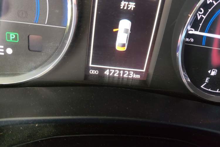 Used Toyota Levin 2016 Dual-Engine 1.8H GS E-CVT Elite Model with Sunroof Odometer Close Up