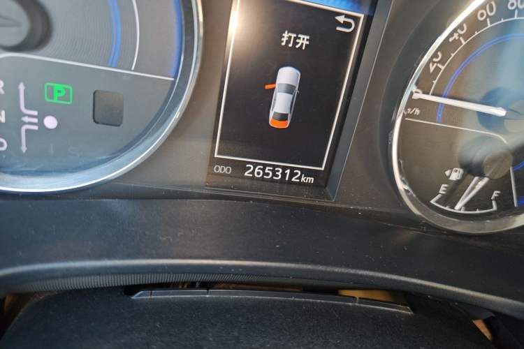 Used Toyota Levin 2016 Dual-Engine 1.8H GS E-CVT Elite Model with Sunroof Odometer Close Up
