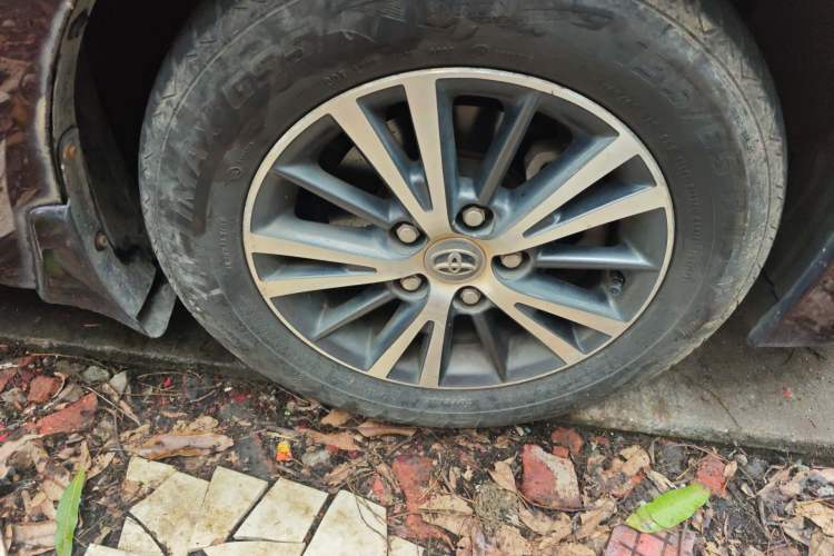 Used Toyota Levin 2016 Dual-Engine 1.8H GS E-CVT Elite Model with Sunroof Right Front Wheel Hub