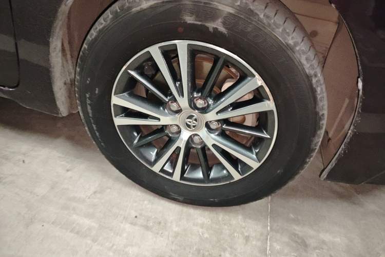 Used Toyota Levin 2016 Dual-Engine 1.8H GS E-CVT Elite Model with Sunroof Right Front Wheel Hub