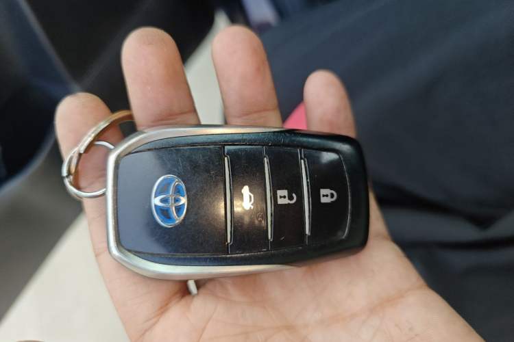 Used Toyota Levin 2016 Dual-Engine 1.8H GS E-CVT Elite Model with Sunroof Vehicle Key