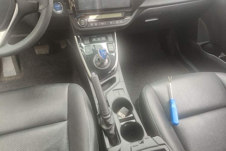 Used Toyota Levin 2016 Dual-Engine 1.8H GS E-CVT Elite Model with Sunroof Gear Lever