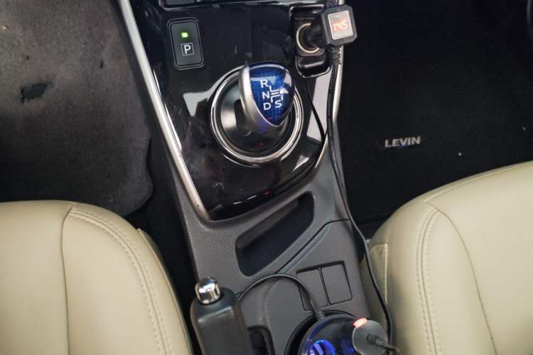 Used Toyota Levin 2016 Dual-Engine 1.8H GS E-CVT Elite Model with Sunroof Gear Lever