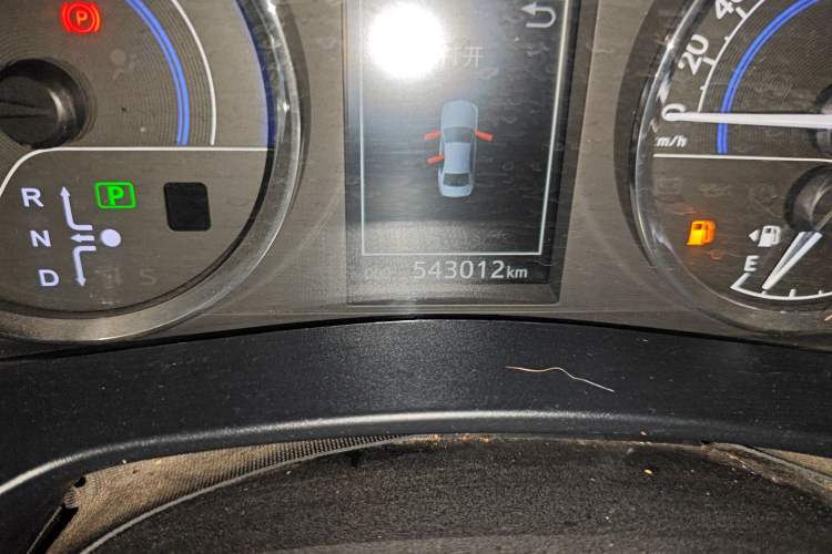 Used Toyota Levin 2016 Dual-Engine 1.8H GS E-CVT Elite Model with Sunroof Odometer Close Up