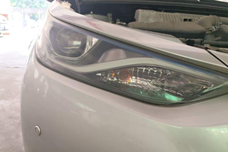 Used Toyota Levin 2016 Dual-Engine 1.8H GS E-CVT Elite Model with Sunroof Right Front Headlight