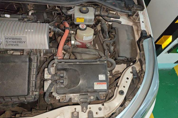 Used Toyota Levin 2016 Dual-Engine 1.8H GS E-CVT Elite Model with Sunroof Engine Bay Left