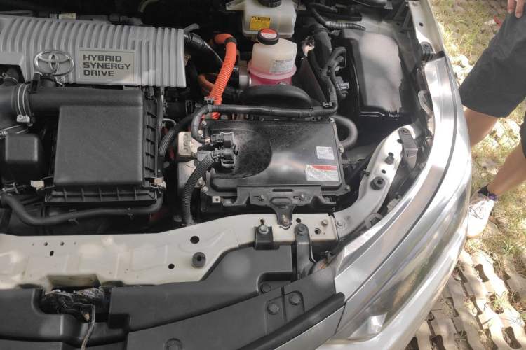 Used Toyota Levin 2016 Dual-Engine 1.8H GS E-CVT Elite Model with Sunroof Engine Bay Left