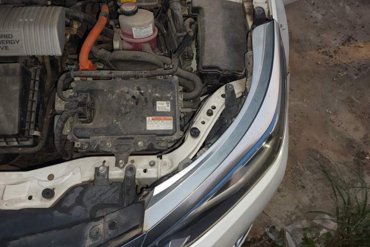 Used Toyota Levin 2016 Dual-Engine 1.8H GS E-CVT Elite Model with Sunroof Engine Bay Left