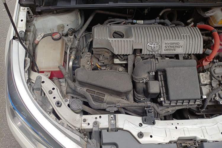 Used Toyota Levin 2016 Dual-Engine 1.8H GS E-CVT Elite Model with Sunroof Engine Bay Right