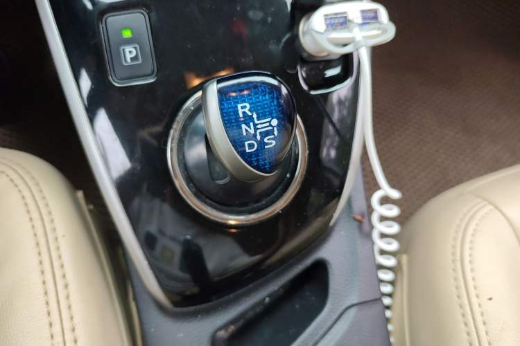 Used Toyota Levin 2016 Dual-Engine 1.8H GS E-CVT Elite Model with Sunroof Gear Lever