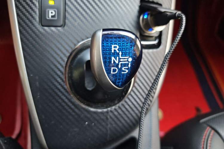 Used Toyota Levin 2016 Dual-Engine 1.8H GS E-CVT Elite Model with Sunroof Gear Lever