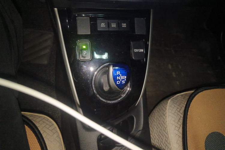 Used Toyota Levin 2016 Dual-Engine 1.8H GS E-CVT Elite Model with Sunroof Gear Lever
