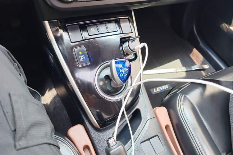 Used Toyota Levin 2016 Dual-Engine 1.8H GS E-CVT Elite Model with Sunroof Gear Lever