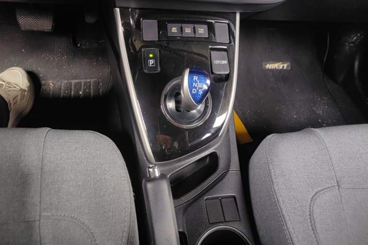 Used Toyota Levin 2016 Dual-Engine 1.8H GS E-CVT Elite Model with Sunroof Gear Lever