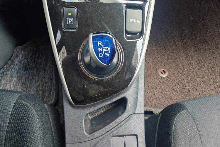 Used Toyota Levin 2016 Dual-Engine 1.8H GS E-CVT Elite Model with Sunroof Gear Lever