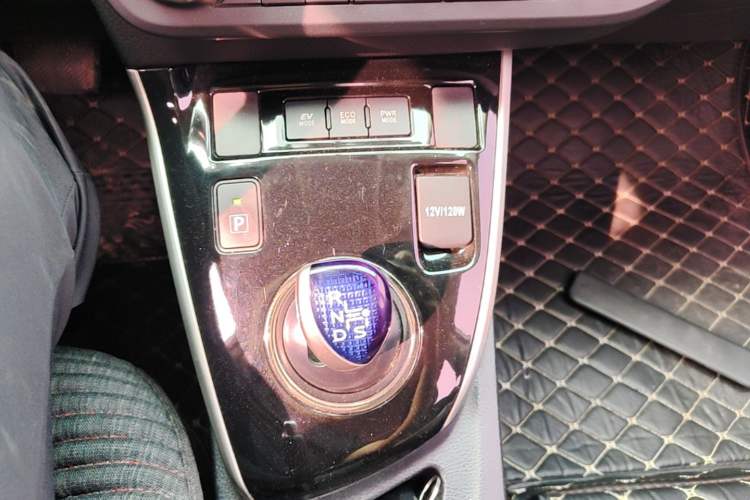 Used Toyota Levin 2016 Dual-Engine 1.8H GS E-CVT Elite Model with Sunroof Gear Lever