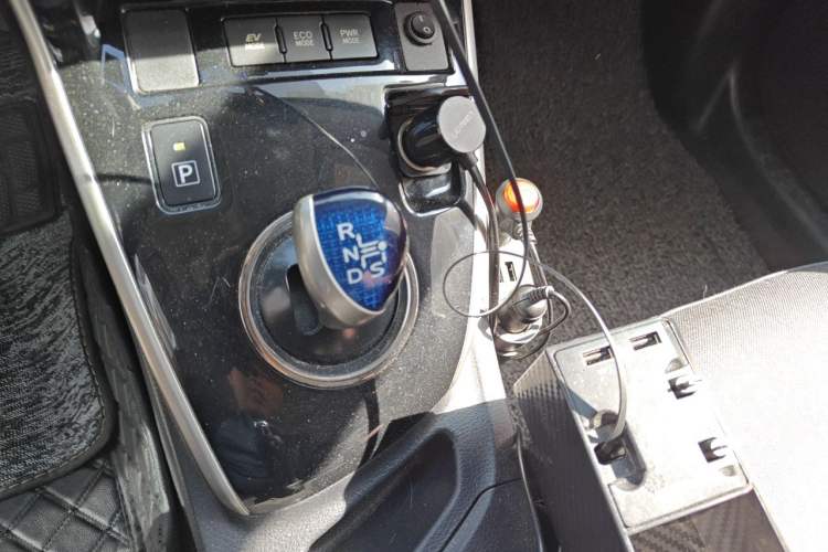 Used Toyota Levin 2016 Dual-Engine 1.8H GS E-CVT Elite Model with Sunroof Gear Lever