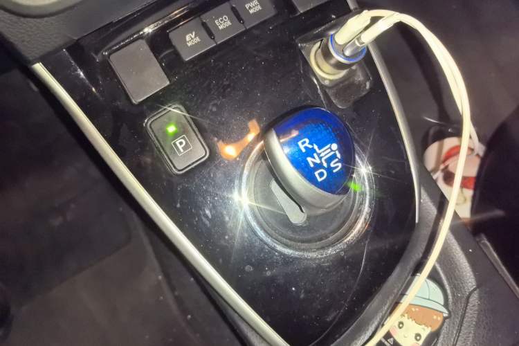 Used Toyota Levin 2016 Dual-Engine 1.8H GS E-CVT Elite Model with Sunroof Gear Lever