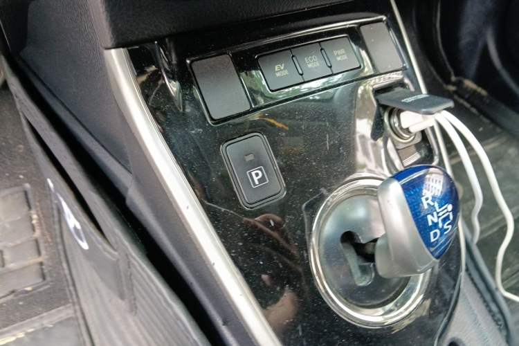 Used Toyota Levin 2016 Dual-Engine 1.8H GS E-CVT Elite Model with Sunroof Gear Lever